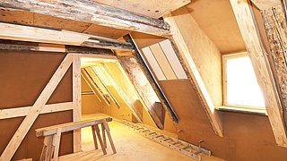Foto, sanierter und ausgebauter Dachboden in einem historischen Fachwerkhaus.