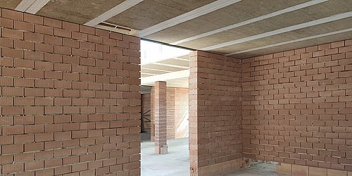 Foto, Rohbau mit Wände aus Hohlziegeln und einer Holz-Lehm-Decke