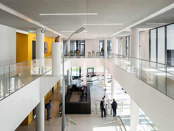 Foto, helles Foyer und Inneraum vom Gebäude des 50-Hertz-Netzquartiers.