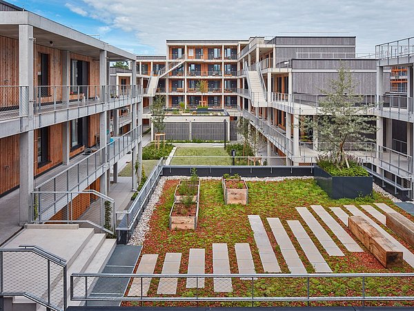 Foto, Innenhof eines modernen Apartmentkomplexes