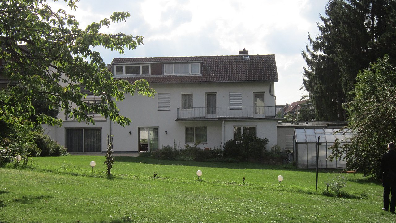 Foto, Ansicht aus dem Garten auf ein Einfamilienhaus vor der Sanierung