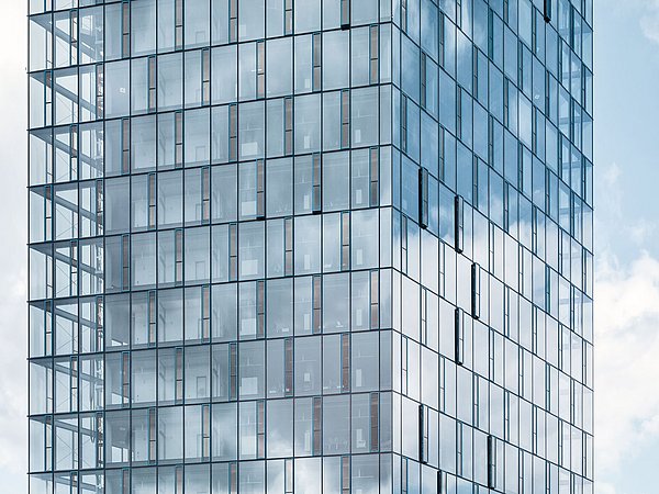 Foto, Ausschnitt einer Glasfassade eines Hochhauses.