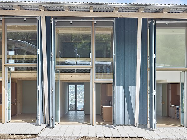 Foto, Offene Eingänge von modernen Reihenhäusern mit großen Glasflächen