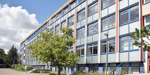 Foto, Außenansicht des Hauptgebäudes der Paul-Robeson-Schule in Leipzig-Wahren