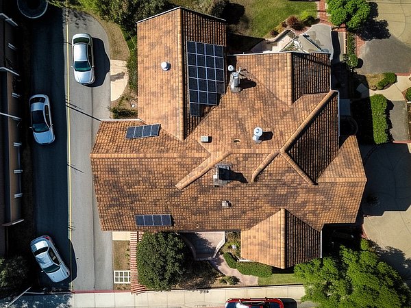 Foto, Drohnenbild eines Gebäudes von oben