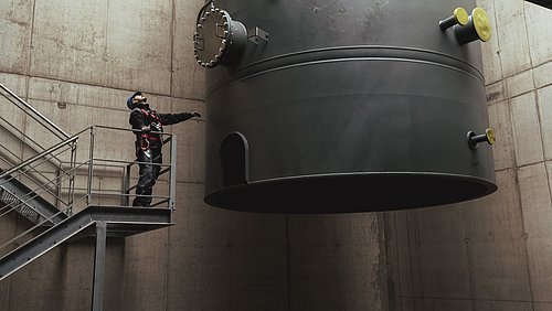 Foto, Installation eines thermischen Pufferspeichers. 