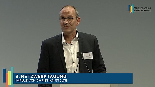 Grafik, Screenshot aus dem Video "3. Netzwerktagung des Gebäudeforums klimaneutral | Impuls von Christian Stolte" als Vorschau.