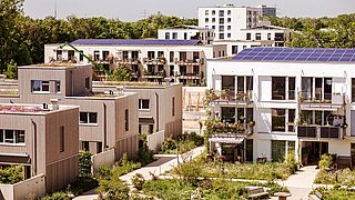 Foto, mehrere Gebäude eines nachhaltigen Quartiers, auf dem Dach eines Gebäudes befindet sich eine PV-Anlage.