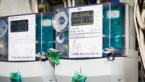 Foto, Zwei intelligente Stromzähler mit grünen Plomben und Schlüsseln versehen.