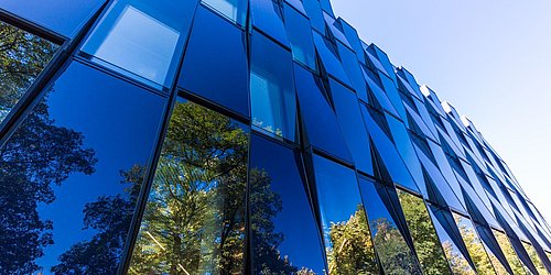Foto, Photovoltaik-Fassade des New Blauhauses