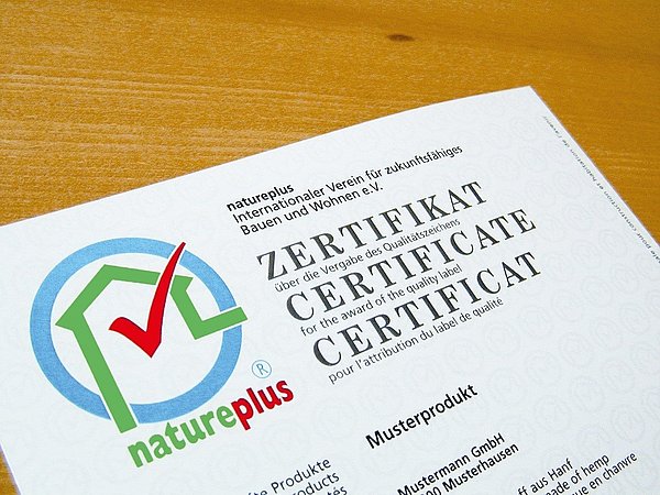 Foto, Brief mit Briefkopf und Logo von natureplus