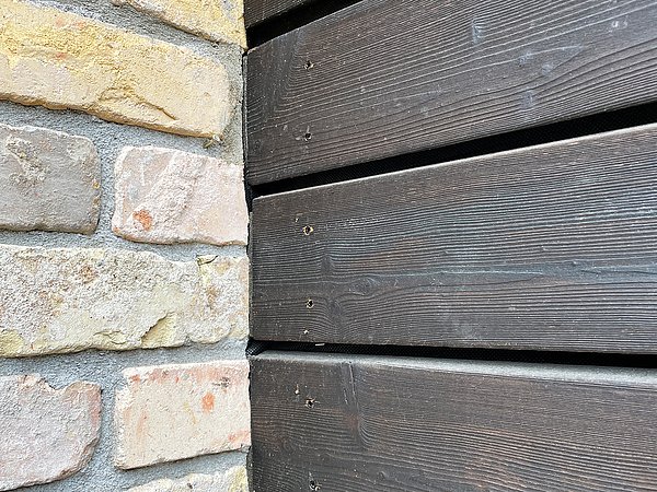 Foto, Fassadenmaterialien mit schwarzem Holzverkleidung und hellem Ziegel- und Klinkermauerwerk