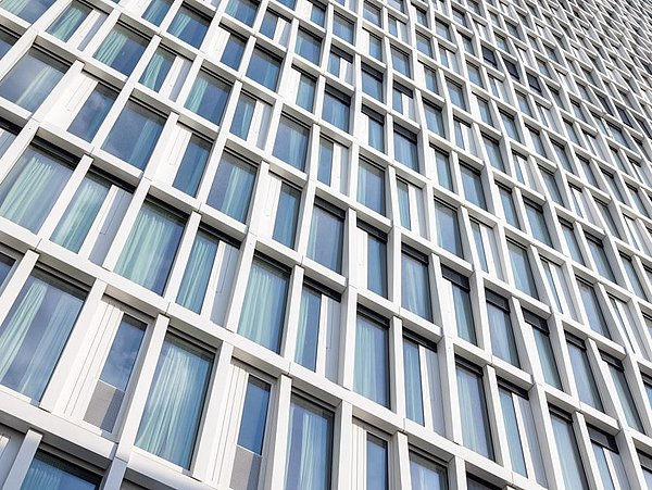 Foto, Ausschnitt einer Fensterfront einer Gebäudefassade