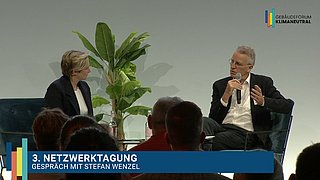 Grafik, Screenshot aus dem Video "3. Netzwerktagung des Gebäudeforums klimaneutral | Gespräch zwischen Stefan Wenzel und Janine Steeger" als Vorschau.
