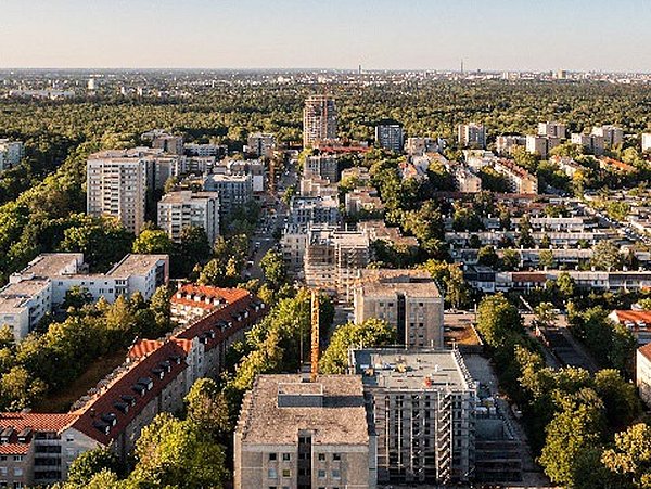 Luftaufnahme des Wohnquartiers Fürstenried West in München mit mehrstöckigen Wohngebäuden und viel Grün