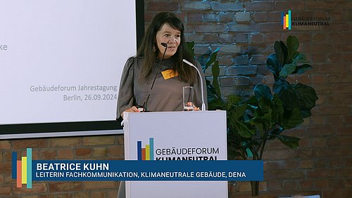 Grafik, Screenshot aus dem Video "Jahrestagung des Gebäudeforums klimaneutral | Impuls von Beatrice Kuhn" als Vorschau.