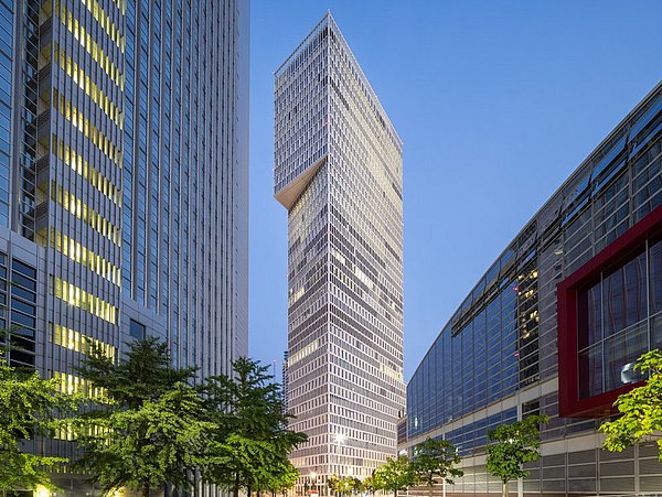 Foto, Außenansicht eines erleuchteten Hochhauses bei Dunkelheit