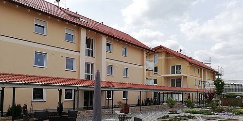 Foto, Wohnanlage mit mehreren Mehrfamilienhäusern und Außenanlage