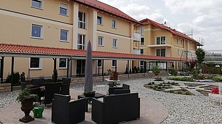 Foto, Wohnanlage mit mehreren Mehrfamilienhäusern und Außenanlage