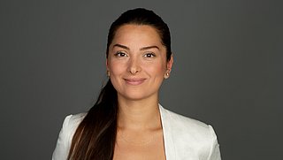Afraa Aldaryousi, Mitarbeiterin im Gebäudeforum klimaneutral