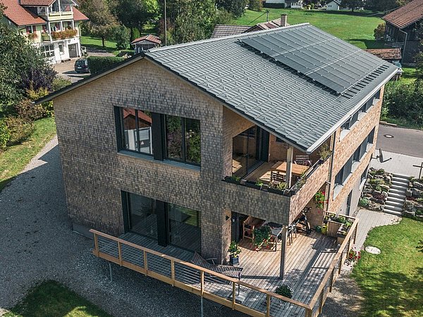 Foto, Vogelperspektive auf Zweifamilienhaus mit Photovoltaik-Kollektoren auf dem Dach. 