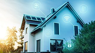 Foto, modernes Einfamilienhaus mit Solarpaneelen auf dem Dach und digitalen Symbolen für Smart-Home-Funktionen.