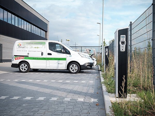 Foto, Parkplatz mit mehreren Ladesäulen für E-Autos der Firma Joseph Küpper und Söhne. 