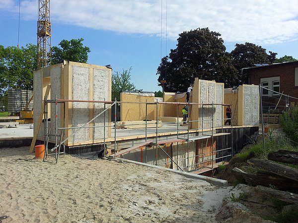 Foto, Baustelle eines Hauses mit Modulen aus natürlichen Baumaterialien.
