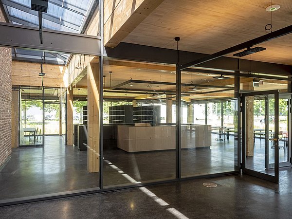 Foto, Innenaufnahme eines Foyers mit großen Fenstern als Raumteiler