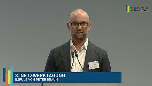 Grafik, Screenshot aus dem Video "3. Netzwerktagung des Gebäudeforums klimaneutral | Impuls von Peter Braun" als Vorschau.