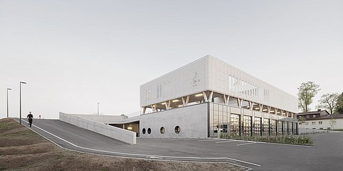 Foto, Außenaufnahme eines modernen Feuerwehrgebäudes mit Beton- und Metallfassade
