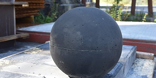 Foto, Testkugel aus Klimabeton.
