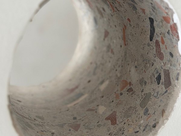 Foto, Nahaufnahme des Lochs einer Kernbohrung in einer weißen Betonwand