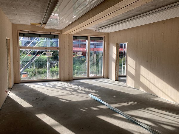 Foto, im Bau befindlicher Innenraum mit Holzwänden