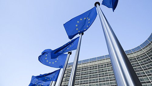 Foto, EU-Flaggen vor einem Gebäude