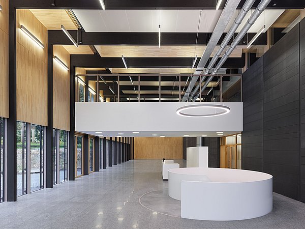 Foto, Innenaufnahme eines modernen Foyers mit großen, weißen Lichtelementen