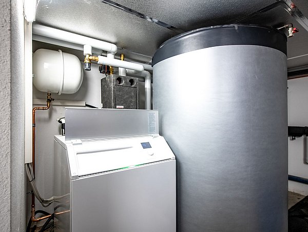 Foto, Anlagentechnik der Wärmepumpe im Einfamilienhaus.