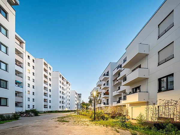 Foto, zwei Reihen sich gegenüberliegender moderner Mehrfamilienhäuser