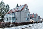 Foto, Siedlung mehrere Mehrfamilienhäuser mit Photovoltaikanlagen auf den Dächern. 