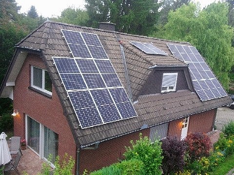 Foto, Aufnahme eines Einfamilienhauses von oben mit Photovoltaikanlage auf dem Dach