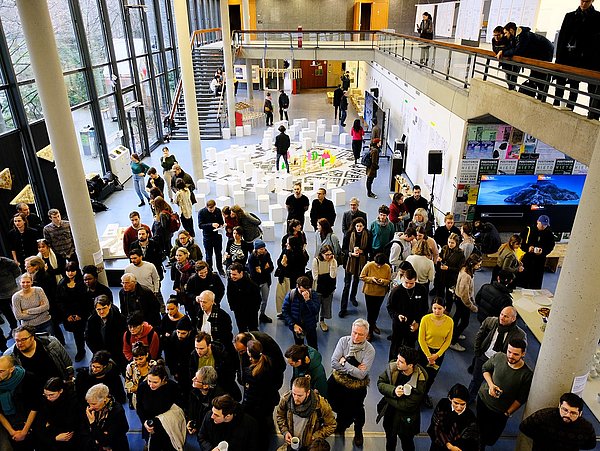 Foto, eine große Personengruppe in einem Foyer