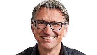 Foto, Porträt von lachendem Mann mit Brille.