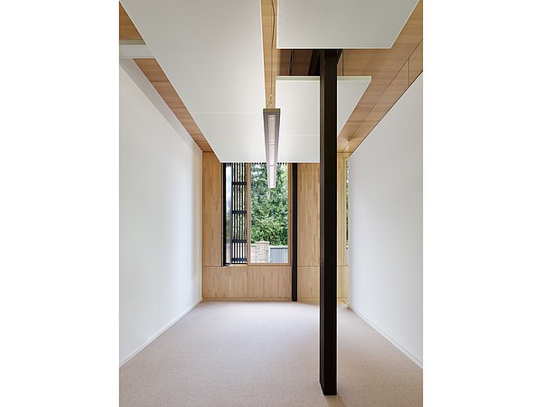 Foto, Aufnahme eines Innenraumes mit teilweise weißen und holzvertäfelten Wänden