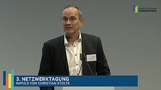 Grafik, Screenshot aus dem Video "3. Netzwerktagung des Gebäudeforums klimaneutral | Impuls von Christian Stolte" als Vorschau.