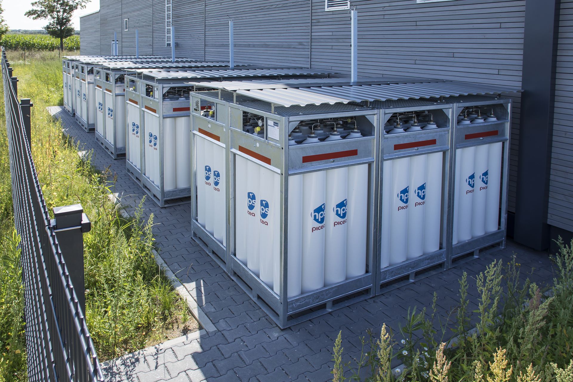 Foto, außen liegende Wasserstoffspeicher mit zahlreichen Wasserstofftanks