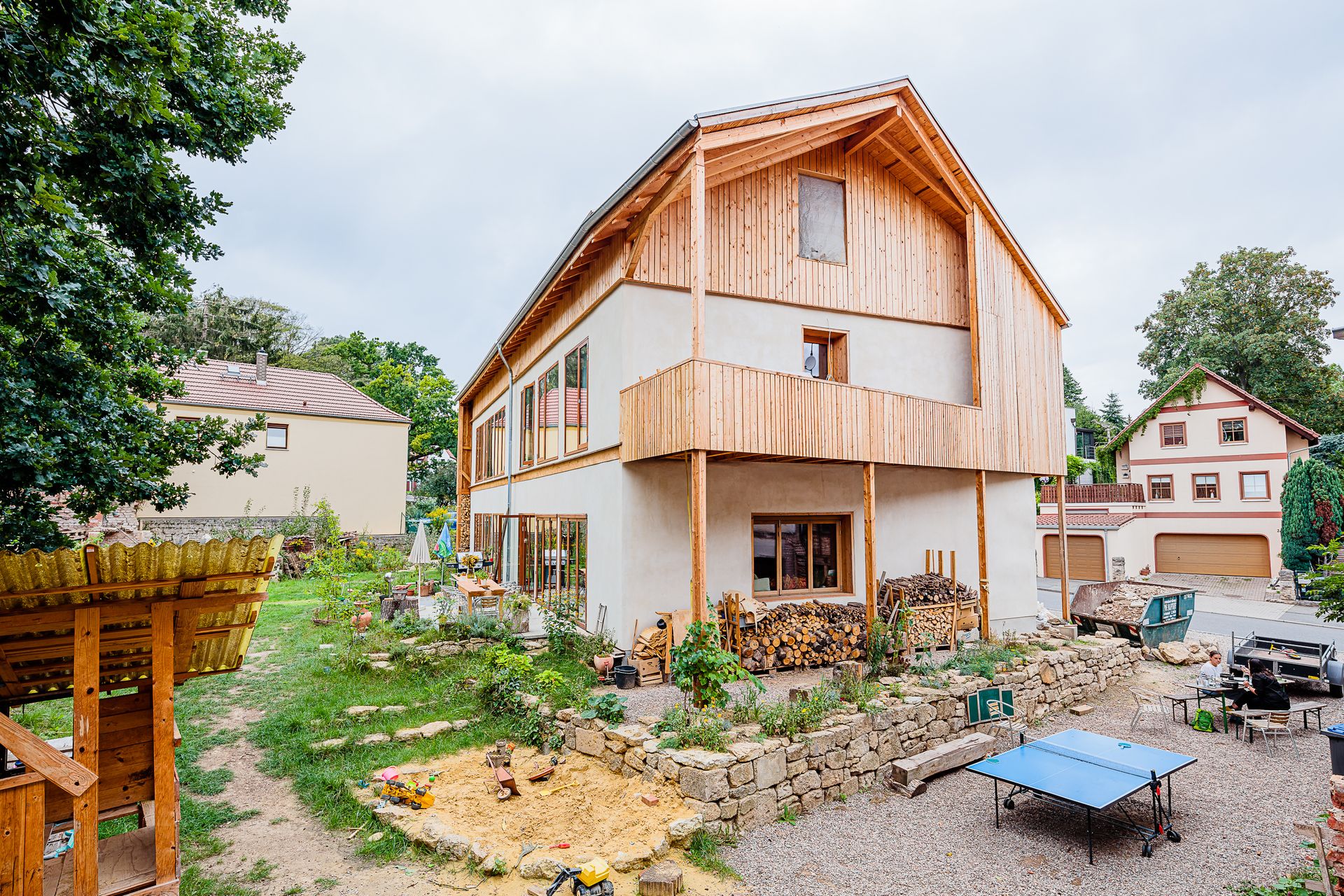 Foto, Strohballenhaus Giebelseite mit Holzverkleidung