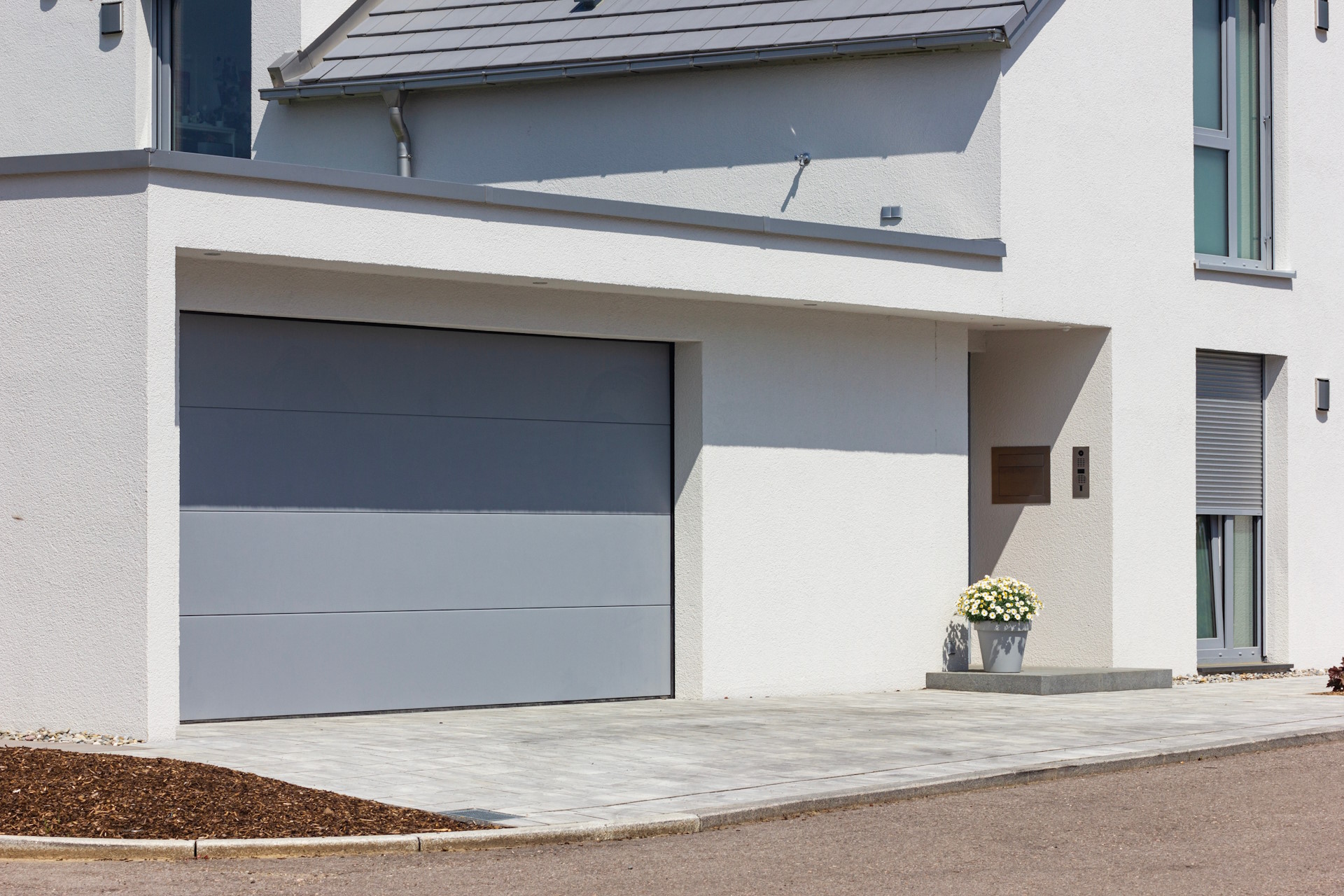 Foto, modernes Einfamilienhaus mit angrenzender Garage.