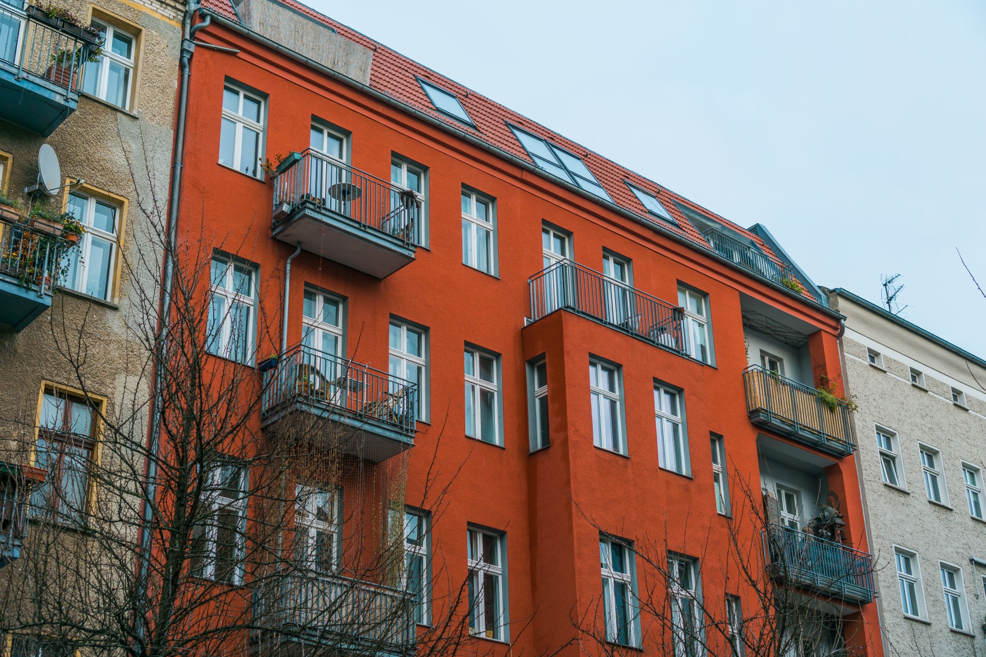 Foto, ein sanierter, mehrstöckiger Altbau in Berlin