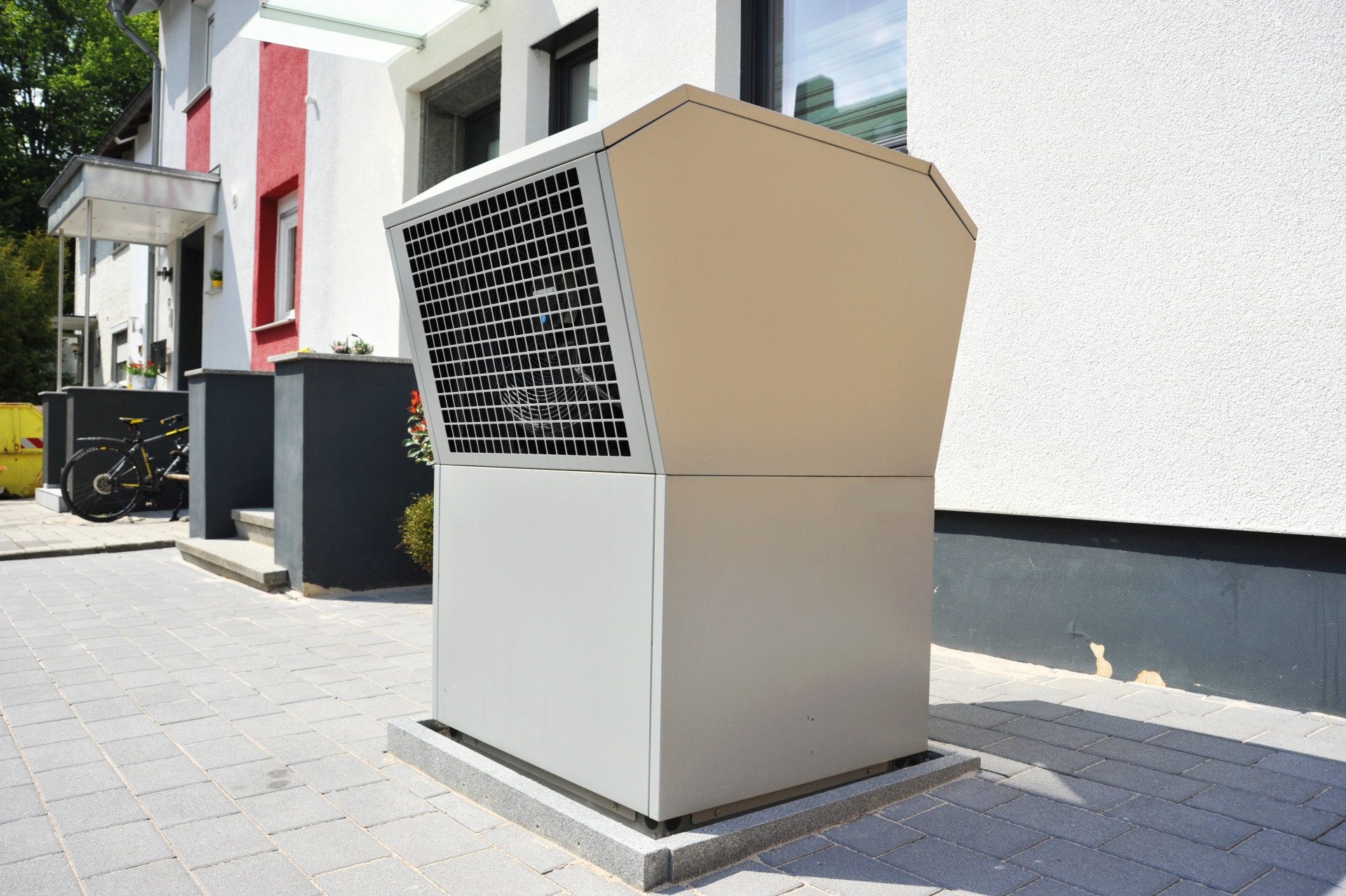 Foto, Luft-Luft-Wärmepumpe vor einem modernen Niedrigenergiehaus.