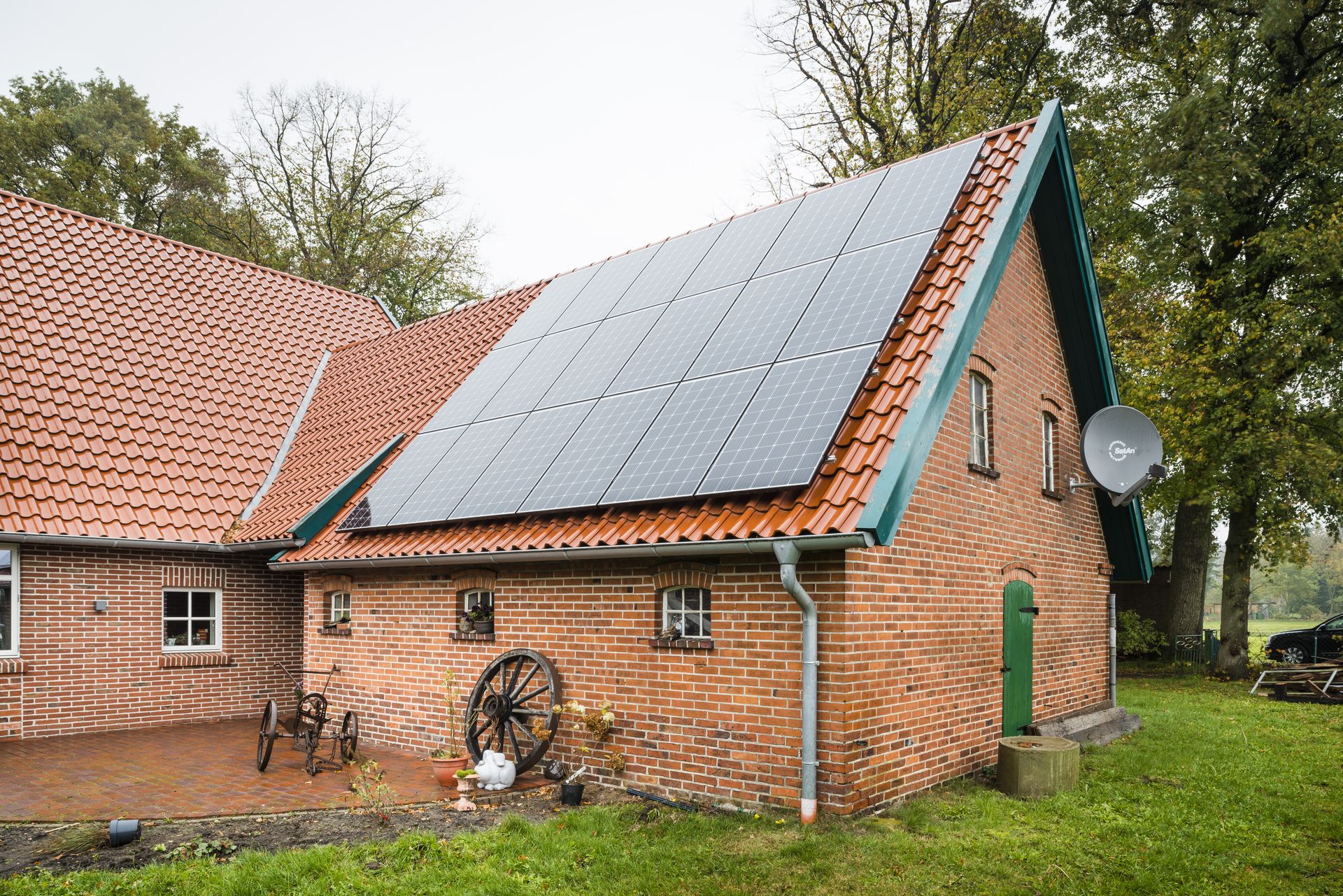 Foto, Außenansicht eines Niedersachsenhauses mit Photovoltaik-Kollektoren auf dem Dach.